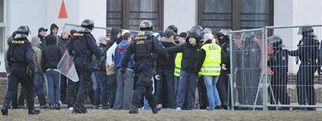 Utkání 1. FC Brno a Baník Ostrava (15. bezna 2010) - policisté eí fanouky, kteí se pes zátarasy chtli dostat na stadion