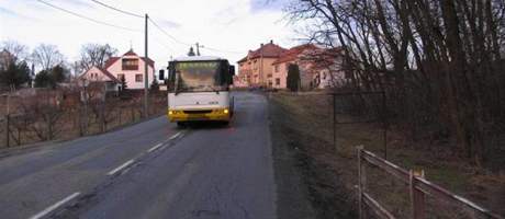 idi autobusu v Lechovicích srazil koláka, který mu vbhl pod kola