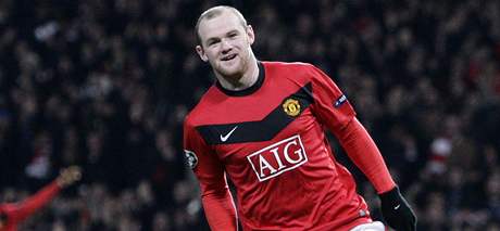 TICET. Dvma trefami do sít AC Milán dosáhl útoník Wayne Rooney ticítky gól.