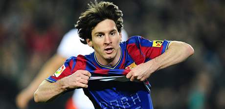 Lionel Messi, útoník Barcelony, se raduje ze svého dalího gólu. V duelu proti Valencii se trefil hned tikrát.