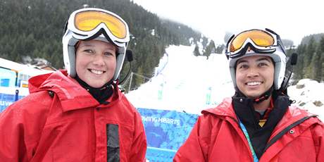 ÚSMV ZA KADOU CENU. Nevidomá lyaka Anna Kulíková (vlevo) dstojn reprezentovala svou zem na paralympijských hrách ve Vancouveru. Získala brozovou medaili.