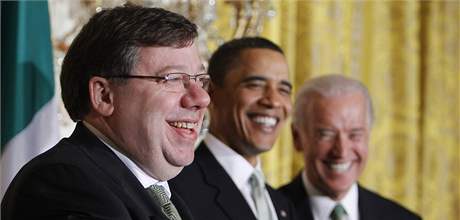 Irský premiér Brian Cowen v Bílém dom s prezidentem Barackem Obamou a viceprezidentem Joe Bidenem. (17. bezna 2010)