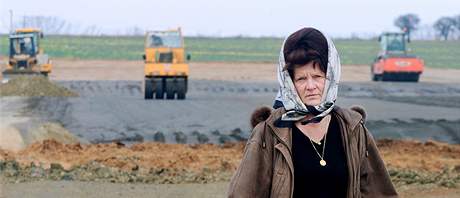 Farmáka Ludmila Havránková u stavby posledního úseku dálnice D11 u Hradec Králové. (24. listopadu 2006)