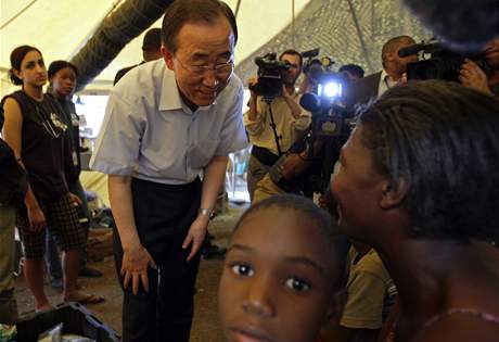 Generln tajemnk OSN Pan Ki-mun ve stanovm tboe na golfovm hiti Petionville na Haiti.