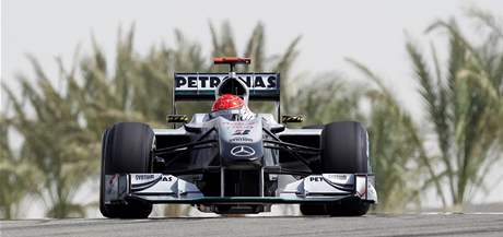 A TE DOPRAVA. Michael Schumacher obsadil v vodnm trninku Velk ceny Bahrajnu 10. pku.