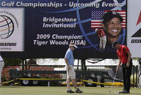 Tvá Tigera Woodse se na hráe a návtvníky dívá z billboard i svtelné tabule.