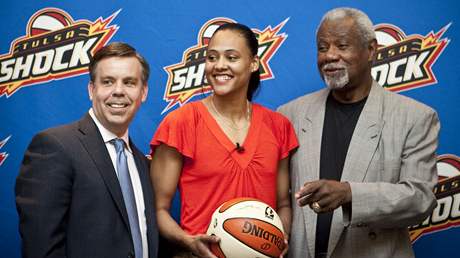 Marion Jonesov s prezidentem tmu basketbalov WNBA Tulsa Shock  Stevem Swetohou (vlevo) a trenrem Nolanem Richardsem.   