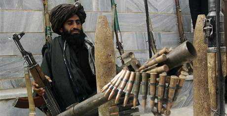 Bval len Talibanu se zabavenmi zbranmi