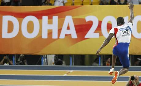 ZA REKORDEM. Francouzsk trojskokan Teddy Tamgho let na metu 17,90 metr, tedy pro nov svtov rekord