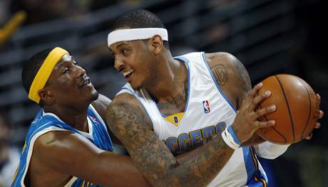 Carmelo Anthony (vpravo) z Denveru Nuggets pekonv Jamese Poseyho z New Orleans Hornets