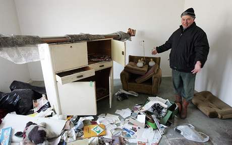 Ladislav Thot z Ostravy-Kuniek ukazuje volný byt v dom, který patí spolenosti RPG