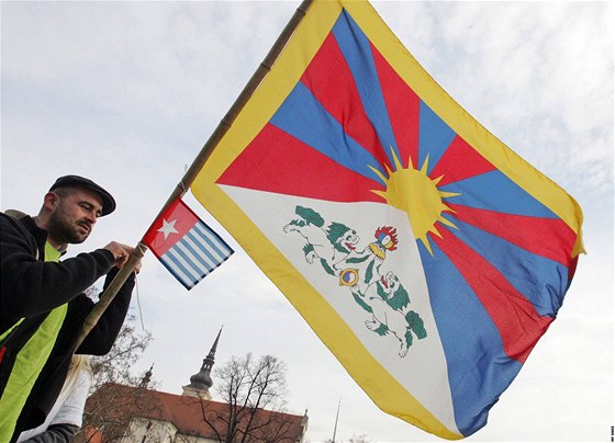 lenové Strany Zelených sbírali na Moravském námstí v Brn podpisy na petici za Tibet a kreslili tibetskou vlajku na chodník. Na snímku Václav Pecl (10. 3. 2010).