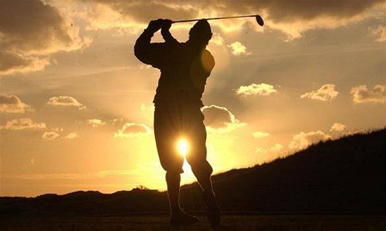 Jedno z pravidel golfu: Jakmile je mí jednou odpálen, není moné jej vymnit.
