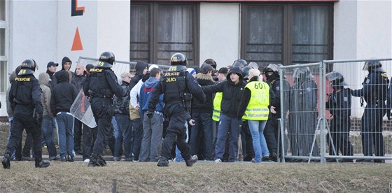Utkání 1. FC Brno a Baník Ostrava (15. bezna 2010) - policisté eí fanouky, kteí se pes zátarasy chtli dostat na stadion