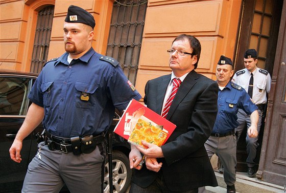 Alee Kvapila pivezla eskorta k výslechu ke Krajskému soudu v Brn kvli prodlouení vazby (18. 3. 2010)