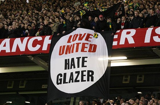 MILUJEME UNITED, NESNÁÍME GLAZERY. Revolta proti americkým majitelm je na stadionu Manchesteru United stále znatelnjí.