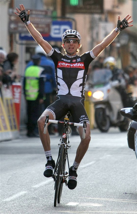 panlský cyklista Xavier Tondo se raduje z vítzství v etap závodu Paí - Nice