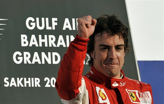 ZATÍM NEPOSLEDY. Takhle se v roce 2010 radoval v Bahrajnu z vítzství Fernando Alonso.