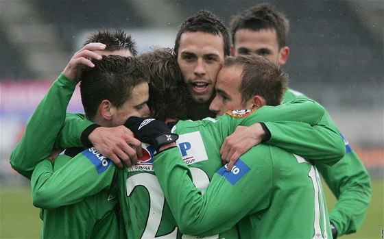 Jablonetí fotbalisté se radují z gólu, který vstelil Marek Jarolím (na snímku zády s íslem 22)