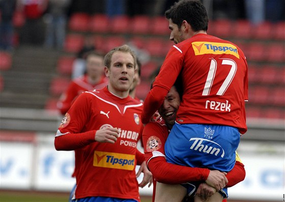 Plzetí fotbalisté Daniel Kolá (vlevo), Pavel Horváth (uprosted) a Jan Rezek se radují z gólu