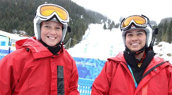 ÚSMV ZA KADOU CENU. Nevidomá lyaka Anna Kulíková (vlevo) dstojn reprezentovala svou zem na paralympijských hrách ve Vancouveru. Získala brozovou medaili.