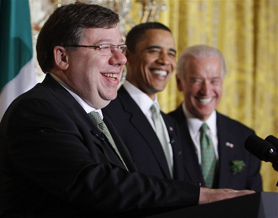Irský premiér Brian Cowen v Bílém dom s prezidentem Barackem Obamou a viceprezidentem Joe Bidenem. (17. bezna 2010)