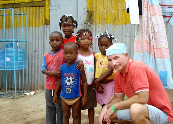 Rudolf Hruínský pomáhá dtem na zemtesením postieném Haiti.