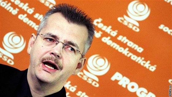 Pedseda ústedního volebního týmu Jaroslav Tvrdík (SSD) na tiskové konferenci v Praze. (11. bezna 2010)