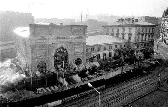 Pesn ped 25 lety se nádraí Tnov zítilo k zemi. Pednost dostala silnice.