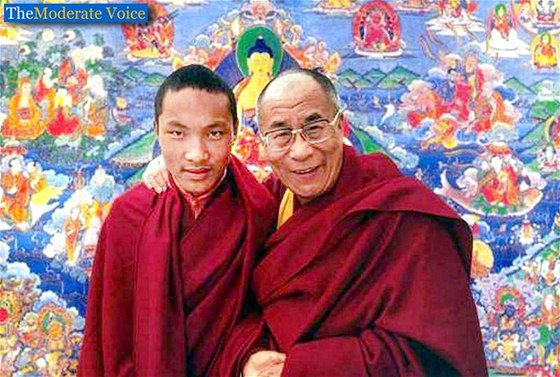Karmapa pi setkání s dalajlamou v indické Dharamsale.