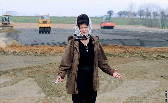Farmáka Ludmila Havránková u stavby posledního úseku dálnice D11 u Hradec Králové. (24. listopadu 2006)