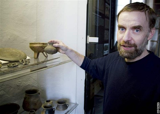 Zaměstnanec Archeologického ústavu v Praze ukazuje nálezy z vykopávek z Kolína.