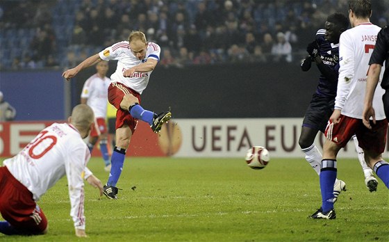 3:1. David Jarolím z Hamburku zvyuje na rozdíl dvou branek v zápase Evropské ligy s Anderlechtem. 