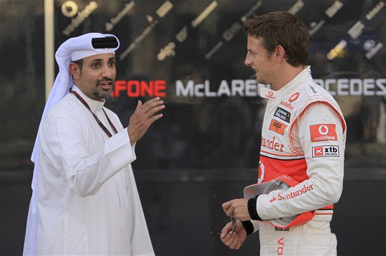 KDE SE TADY JEDE TA FORMULE 1? éf bahrajnského okruhu, ejk Salman Bin Isa Al-Chalifa, v rozhovoru s úadujícím mistrem svta Jensonem Buttonem z McLarenu (vpravo).