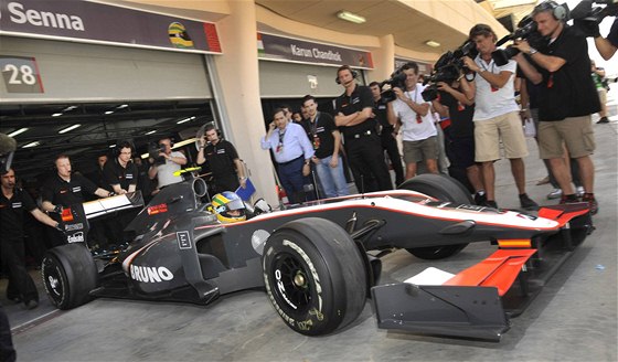 SENNA SE VRACÍ. V prvním tréninku GP Bahrajnu absolvovali svou premiéru ve formuli 1 Bruno Senna i tým Hispania Racing.