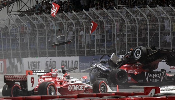 Závod IRL v Sao Paulu, havárie Brazilce Moraese (vpravo nahoe) a Ameriana Andretiho.