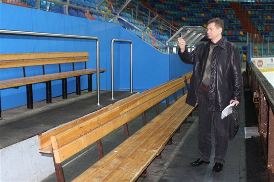 Zástupce hokejové KHL pi inspekci na stadionu v Hradci Králové.