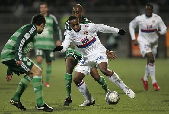 Sydney Govou z Lyonu se probíjí obranou St. Etienne.