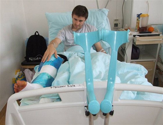 Slávistický útoník Riste Naumov v nemocnici se zlomeným bércem pravé nohy.