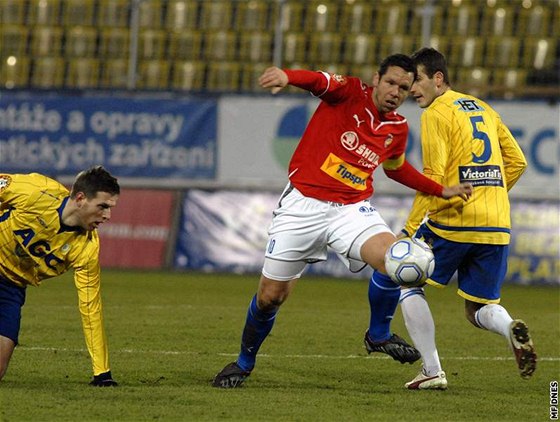 Plzeský Pavel Horváth (vlevo) i teplický Admir Ljevakovi figurují ve výbru nejlepích záloník ligy podle iDNES.cz