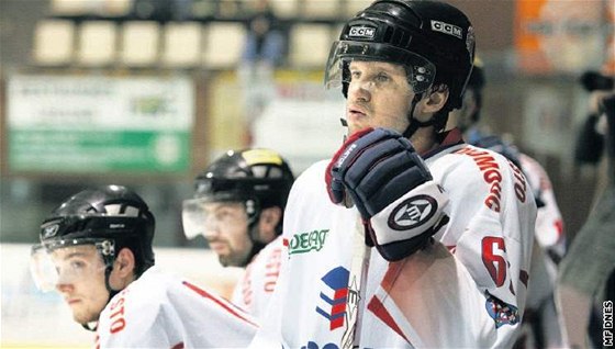 Olomoucký Jan Tomajko (vpravo) nastoupil do semifinále proti Chomutovu i s tkým zranním, více ho vak bolelo vyazení.