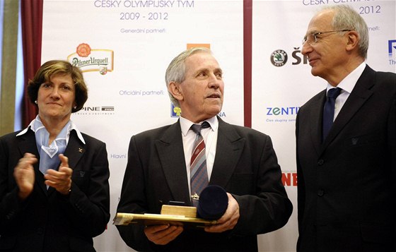 Takhle v roce 2010 pebíral hokejový internacionál Josef erný cenu za celoivotní postoj z rukou pedsedkyn klubu fair play Kvty Jeriové-Peckové a bývalého pedsedy OV Milana Jiráska (vpravo).