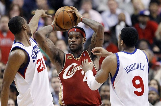  LeBron James(uprosted) z Clevelandu stílí pes obranu Philadelphie.