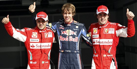 TRIO NEJLEPÍCH z kvalifikace Velké ceny Bahrajnu. Vítz Sebastian Vettel (uprosted), druhý Felippe Massa (vlevo) a tetí Fernando Alonso.  