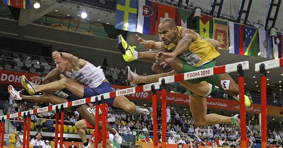 eský pekáká Petr Svoboda (v bílém) závodi s Jamajanem Mauricem Wignallem v semifinále HMS v Dauhá