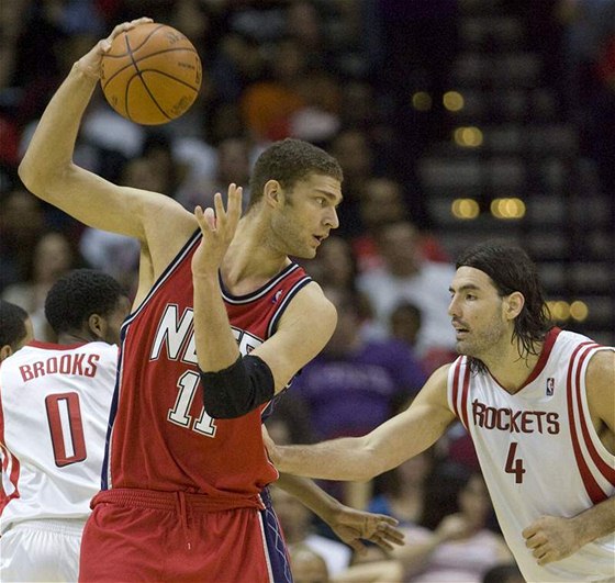 Brook Lopez (vlevo) z New Jersey Nets se v pítí sezon NBA pedstaví také evropským fanoukm