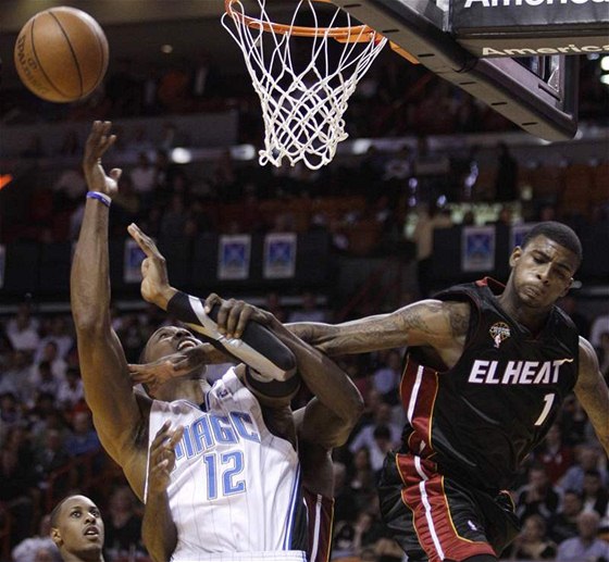 Pivot Dwight Howard (12) z Orlanda Magic stílí pes Jermaina O'Neala z Miami Heat 