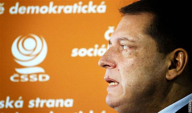 Lidé sázejí, �e �SSD vyhraje volby. Nebo na to, �e Ji�í Paroubek (na foto) bude p�í�tím premiérem.