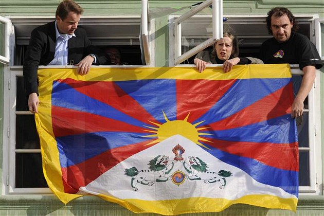 Na oknech poslaneckého klubu Strany zelených se stejn� jako loni i letos objevila vlajka �ínou obsazeného Tibetu.