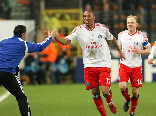 David Jarolím (vpravo) z Hamburku sleduje, jak se jeho spoluhrá� Jerome Boateng raduje z gólu. 